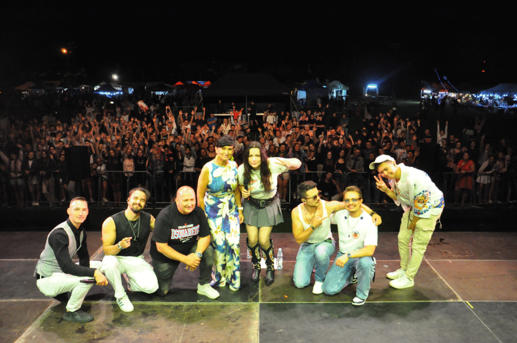 Artyści i publiczność pozują do wspólnego zdjęcia.