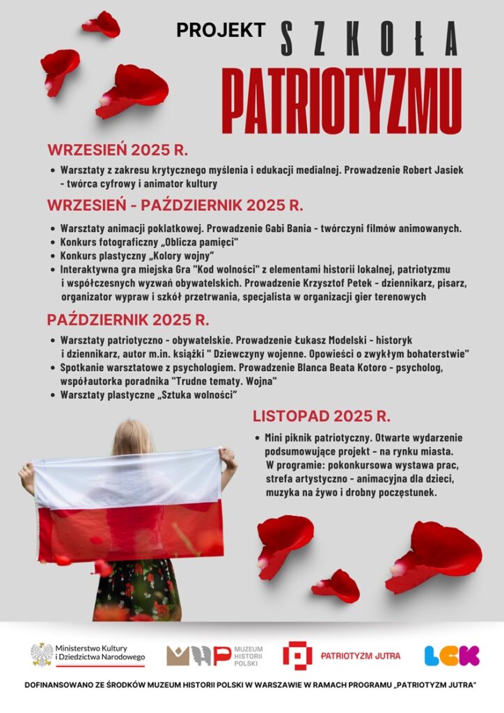 Baner promujący z nazwą projektu, nazwami zadań, które odbędą się w ramach realizacji w poszczególnych miesiącach na szarym tle z grafiką dziewczyny w ludowym stroju trzymającą flagę Polski oraz kilka płatków czerwonych róż oraz logotypami organizatorów i informacją o dofinansowaniu.