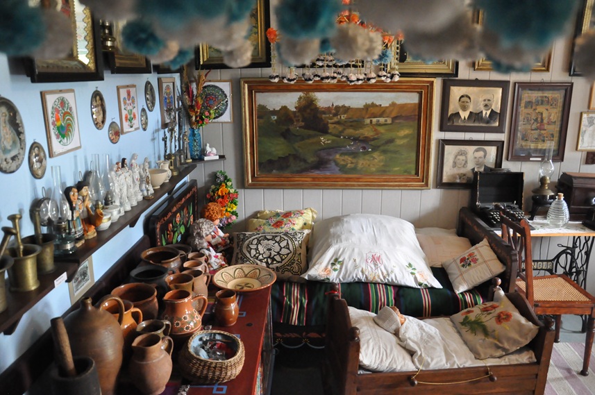 Ekspozycja sprzętów w ludowej chacie.