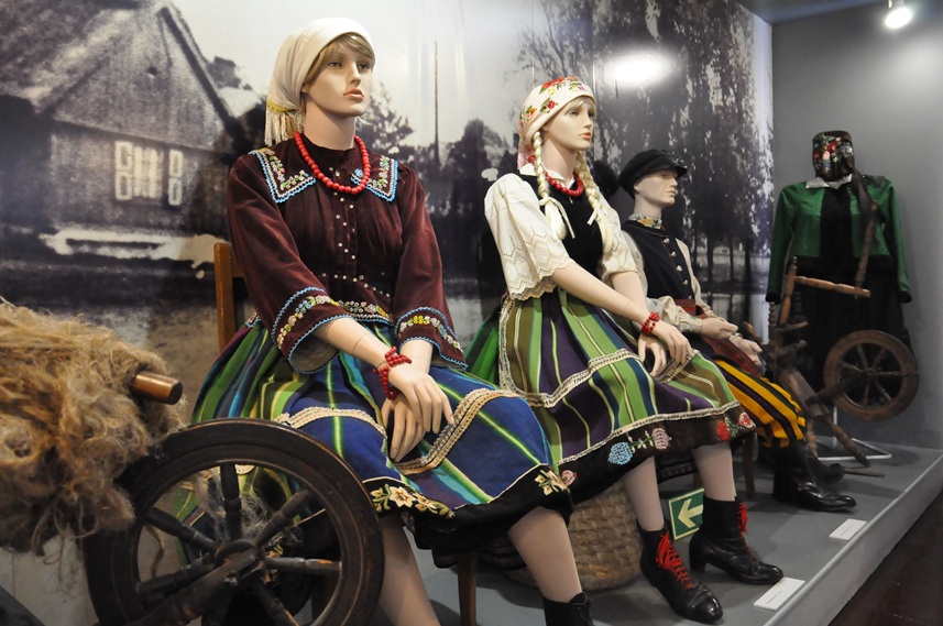 Ekspozycja manekinów w strojach ludowych.