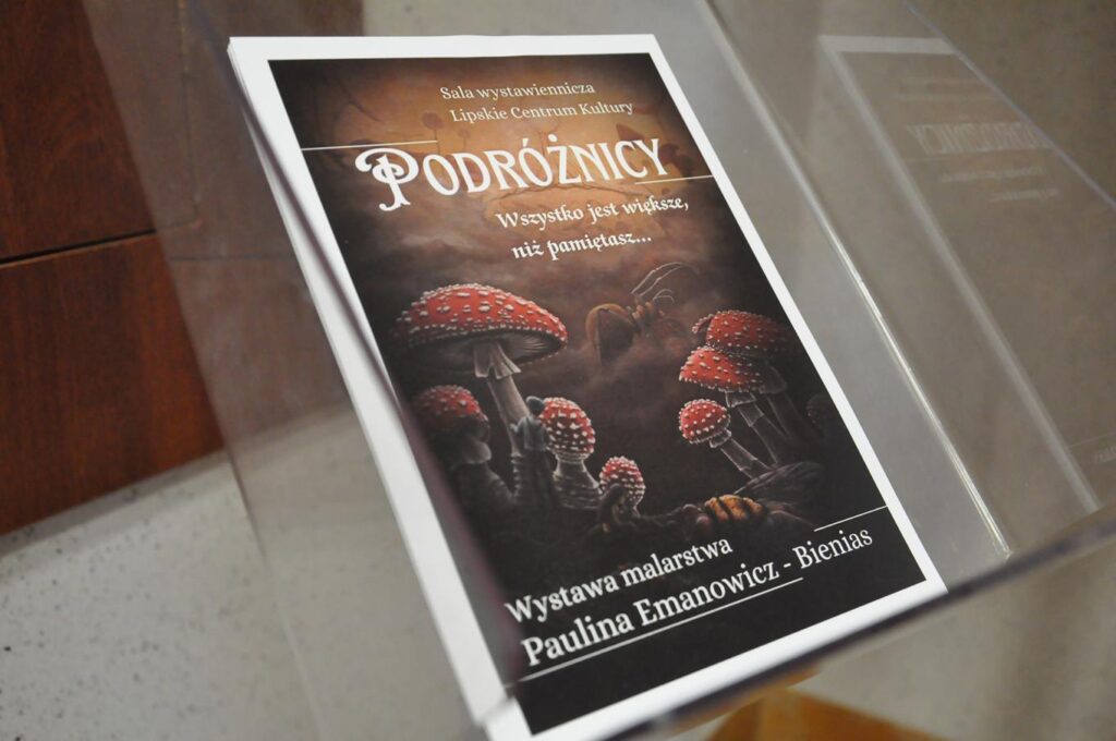 Foldery promujące wystawę na statywie.