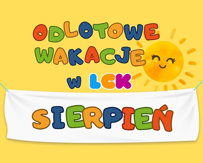 Baner z kolorowymi literami nawiązującymi do nazwy wydarzenia w sierpniu z grafiką uśmiechniętego słońca na żółtym tle.